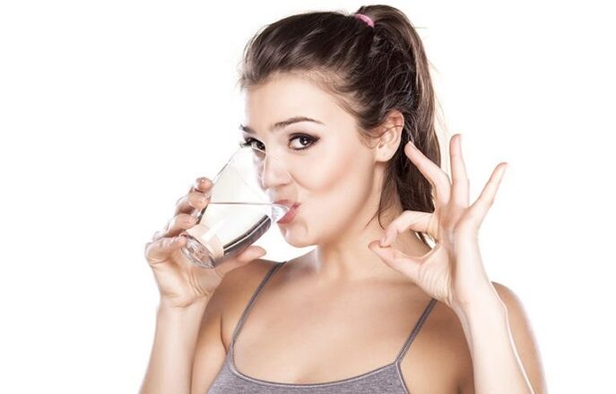 beber agua para eliminar los parásitos