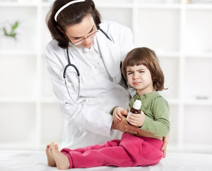el médico examina al niño en busca de síntomas de gusanos