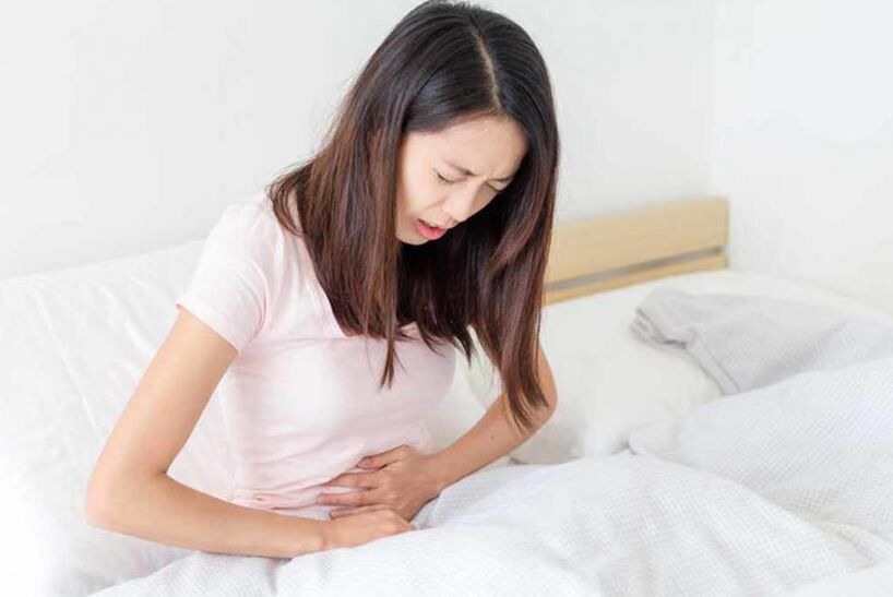 El dolor abdominal es un síntoma común de la infección por gusanos. 