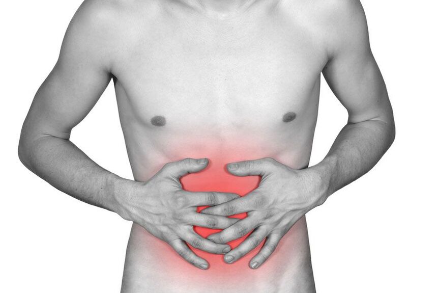 El dolor abdominal de una persona puede ser un síntoma de la presencia de parásitos. 